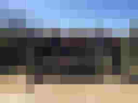 Gruppe fröhlicher Menschen bei sonnigem Wetter auf Mallorca, ideal für Quad Event oder Gruppentour