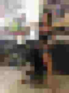 Frau mit schwarzem Monkey Bike vor Werbetafeln für Minibike und Quad Touren auf Mallorca